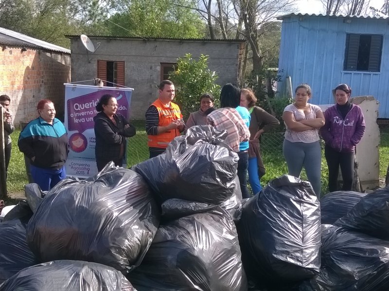 Equipe da Primeira-Dama e da Secretaria de Ação Comunitário distribuíram agasalhos para 100 famílias
