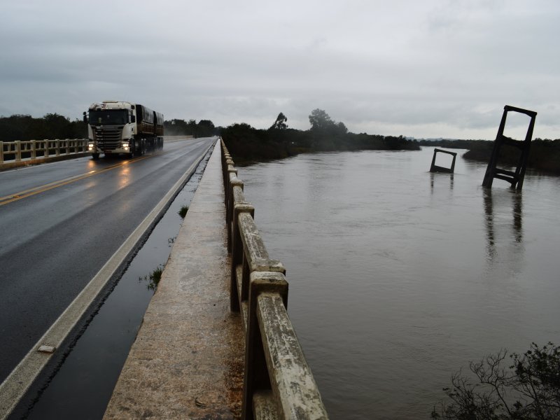 Rio Vacacaí deve subir nas próximas horas e atingir 65 pessoas. foto: João Vilnei 