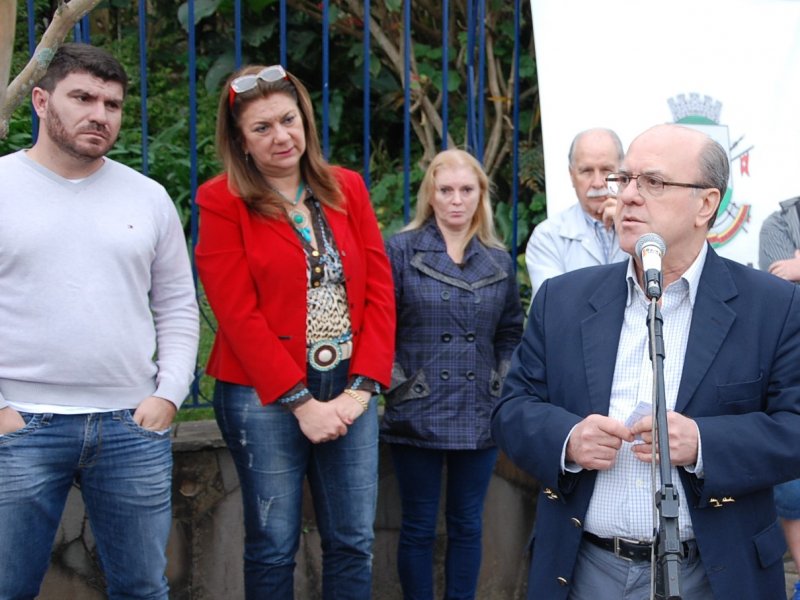 Fotos: Repórter fotográfico João Alves (MTb. 19.722) / Rua Luiz Tombesi, Bairro João Goulart, teve asfaltamento aberto no sábado (15) e discursos otimistas