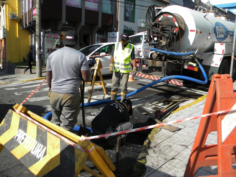 Fotos: facebook.com/tubias.calil / Desentupimento na rede coletora de água pluvial na Rua Riachuelo, no centro da cidade Fotos: facebook.com/tubias.calil / Desentupimento na rede coletora de água pluvial na Rua Riachuelo, no centro da cidade
