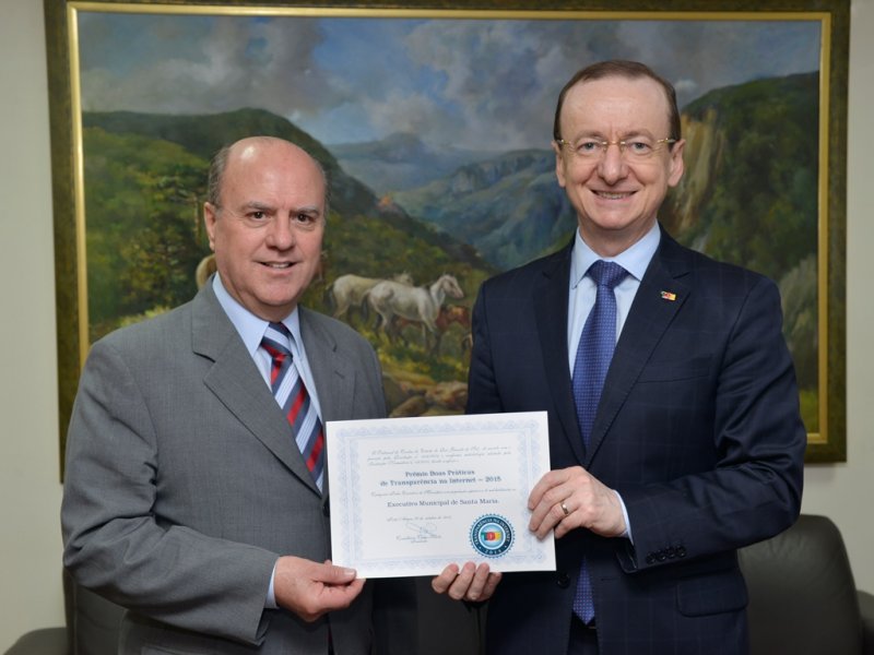 Certificado foi entregue ao prefeito Cezar Schirmer, nesta quarta, pelo presidente do TCE Cezar Miola