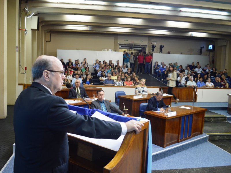 Prefeito vai ao Legislativo e apresenta balanço dos oito anos da administração Prefeito vai ao Legislativo e apresenta balanço dos oito anos da administração