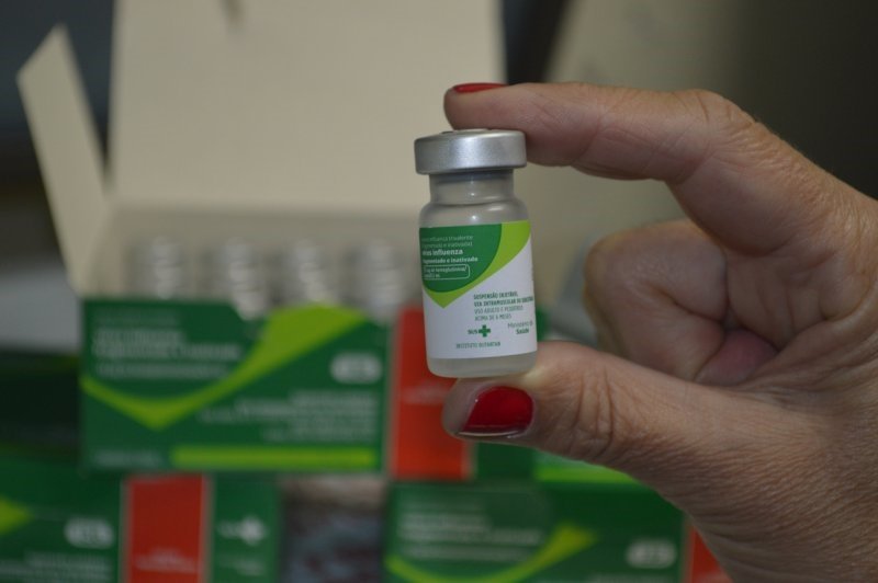 Postos de saúde vacinam contra a influenza em dois turnos. Campanha inicia nesta segunda (25) Postos de saúde vacinam contra a influenza em dois turnos. Campanha inicia nesta segunda (25)