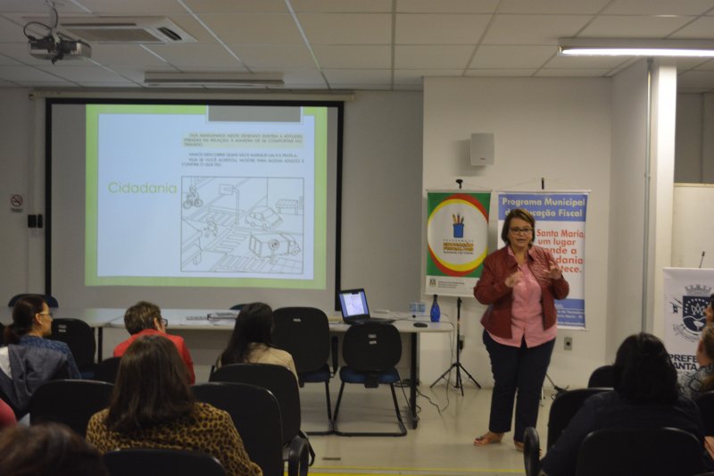 Professora Cristina Bento Farias apresentando vídeos que podem ser trabalhados na Educação Infantil 