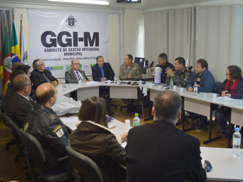 Prefeito Cezar Schirmer coordenou a reunião, que aconteceu na Sala de Reuniões do GGI-M