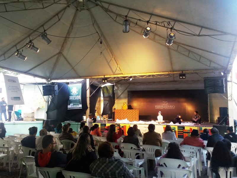 Escola municipal João Hundertmark participa da Feira do Livro 2016 com apresentação teatral