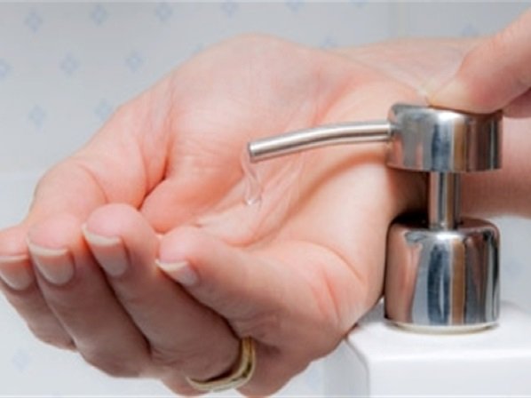 Uso do álcool gel é um dos hábitos que devem fazer parte do dia a dia das pessoas Uso do álcool gel é um dos hábitos que devem fazer parte do dia a dia das pessoas