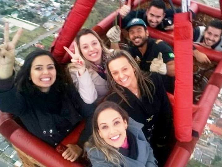 No canto superior esquerdo, Keila Marques (de preto) ao lado de Victória Luíza (casaco branco) No canto superior esquerdo, Keila Marques (de preto) ao lado de Victória Luíza (casaco branco)