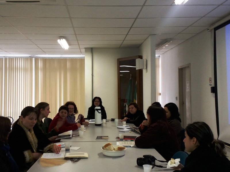 Professoras de Artes do município debatem a importância do diário de aula, com professora da UFSM