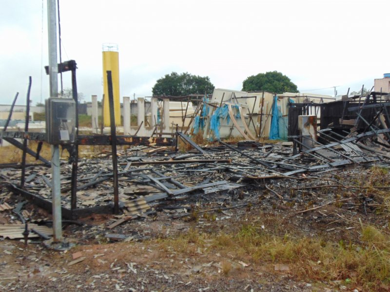 Incêndio atinge obra de creche abandonada por empresa que foi acionada na Justiça pela Prefeitura