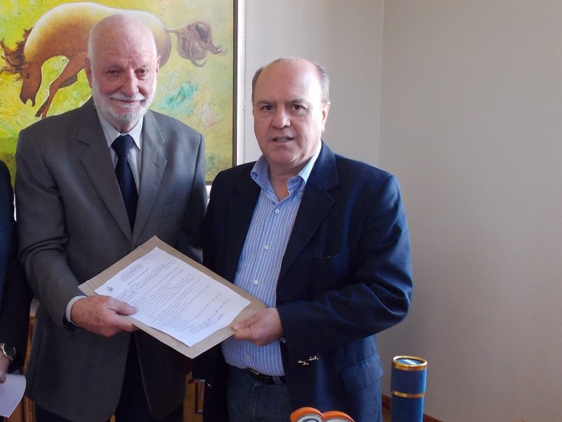 Em 2014, Mario Costa (esquerda) recebe reconhecimento das mãos do prefeito Cezar Schirmer Em 2014, Mario Costa (esquerda) recebe reconhecimento das mãos do prefeito Cezar Schirmer
