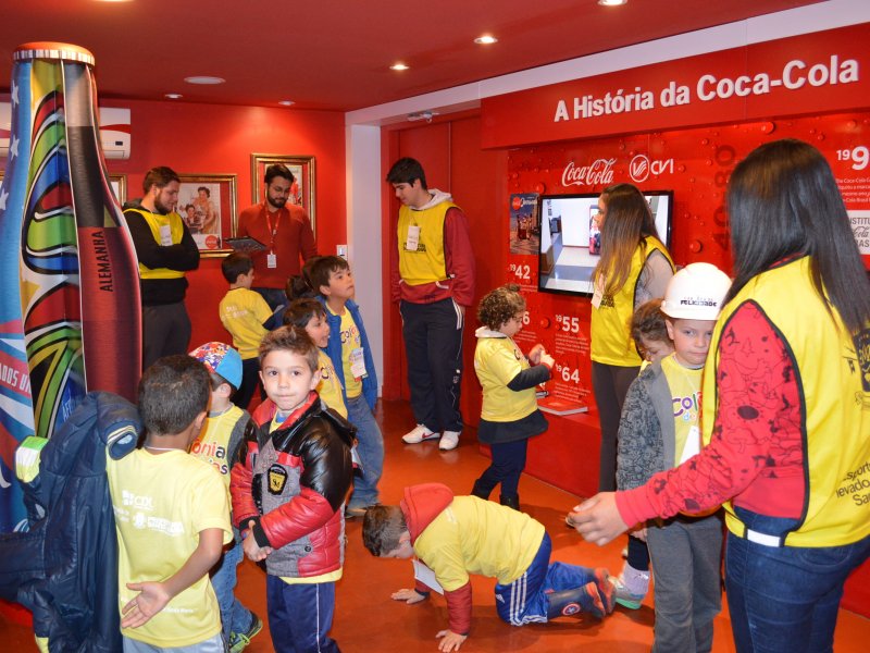 nteratividade e alegria marcaram a visita da Colônia de Férias à Fábrica da Felicidade da Coca-Cola nteratividade e alegria marcaram a visita da Colônia de Férias à Fábrica da Felicidade da Coca-Cola