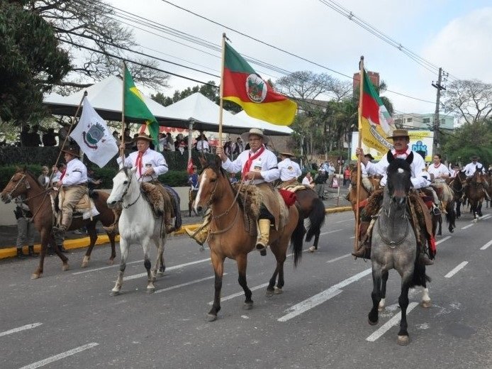 Desfile de 20 de Setembro já tem ordem definida e inicia às 8h30 da próxima terça-feira Desfile de 20 de Setembro já tem ordem definida e inicia às 8h30 da próxima terça-feira