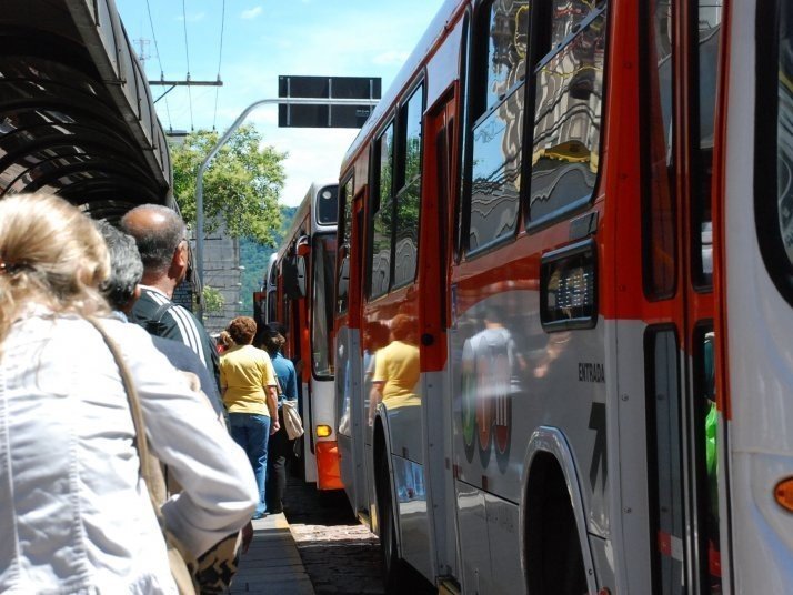 Linhas de ônibus sofrem alterações devido a bloqueios no trânsito no domingo (2) de eleições