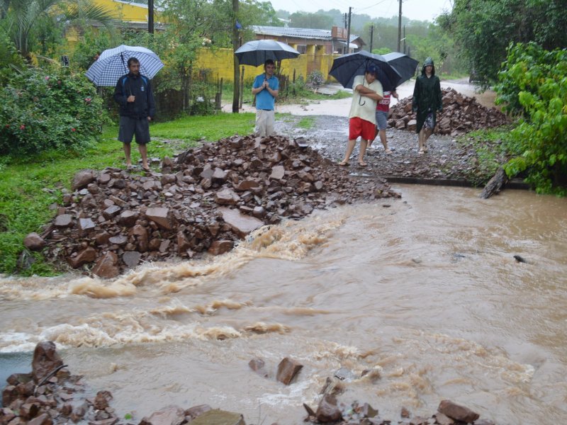 Força da água levou a estrutura da ponte que fica na Rua Anaurelina Portela, na Vila São João