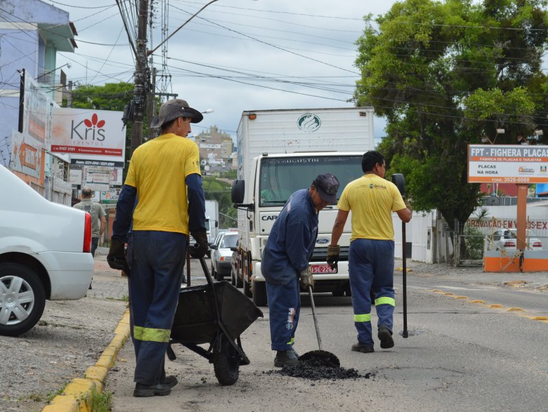 Prefeitura inicia ações de recuperação de ruas e desobstrução de redes em áreas alagadas