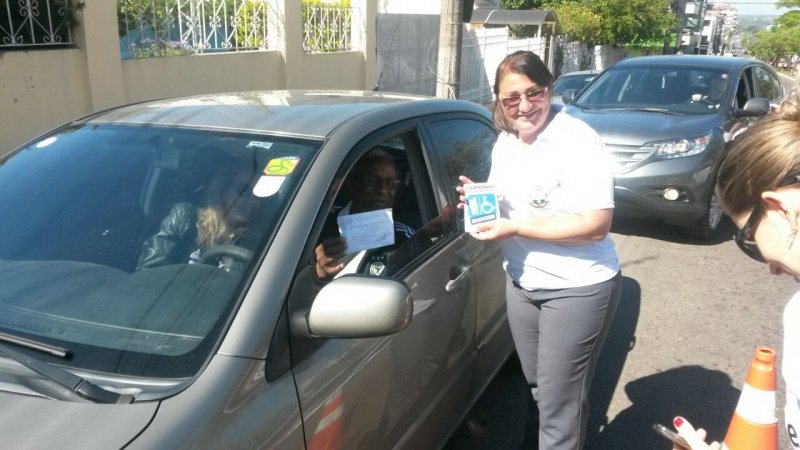 Educação para o Trânsito faz blitz pelo uso correto das vagas dos idosos e deficientes físicos