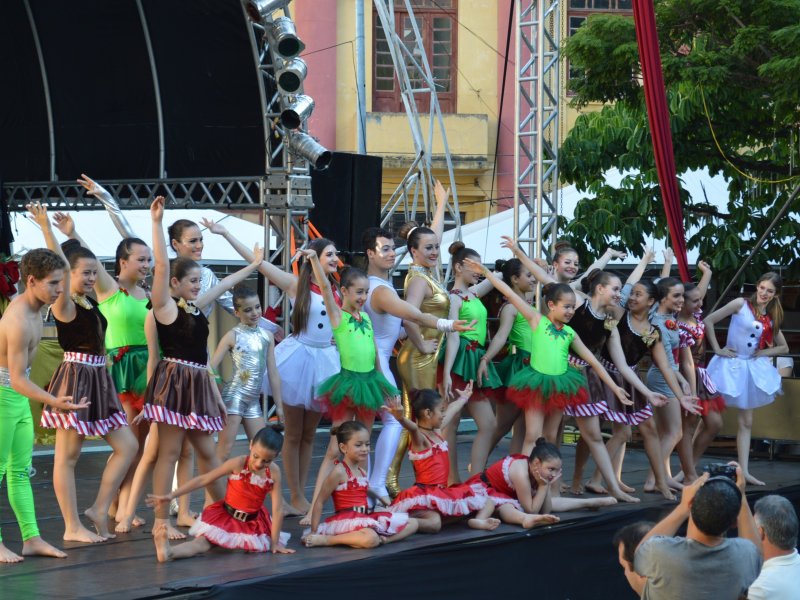 Natal do Coração: shows artísticos encantam o público na noite de quinta (8). Veja a programação Natal do Coração: shows artísticos encantam o público na noite de quinta (8). Veja a programação