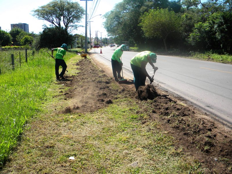 Corte de grama e varrição estão sendo feitas na região central. (foto: Divulgação/Secretaria de Infraestrutura)