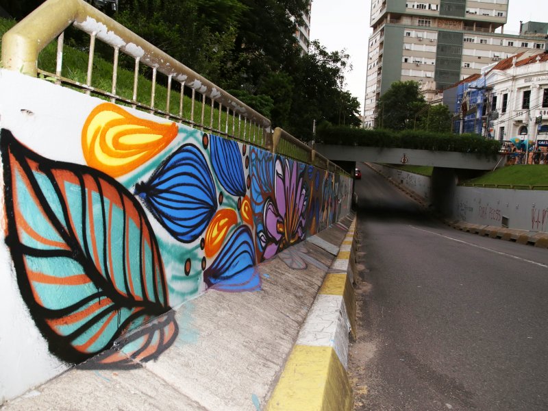 Arte voltada à valorização da vida já está sendo grafitada nas paredes do viaduto Evandro Behr (Foto: Roni Riet)