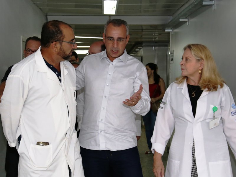 Prefeito Jorge Pozzobom visitou o Husm acompanhado do chefe da Divisão de Gestão do Cuidado, Salvador Penteado, e da superintendente do hospital, Elaine Resener (Foto: Roni Riet)