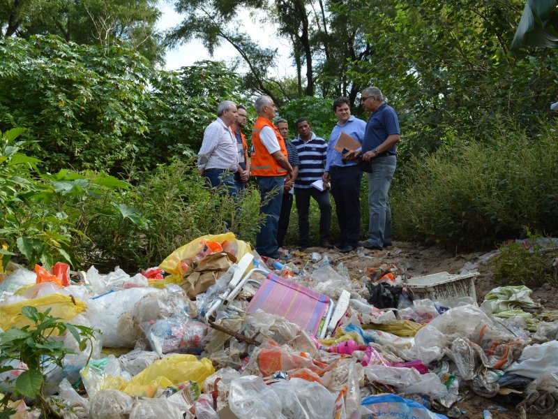  Grupo encontrou muito lixo acumulado nas margens do arroio (Foto: João Alves)