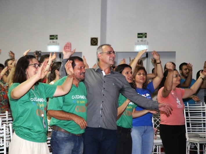 Cantor santa-mariense Beto Pires emocionou os educadores com canções inspiradoras (