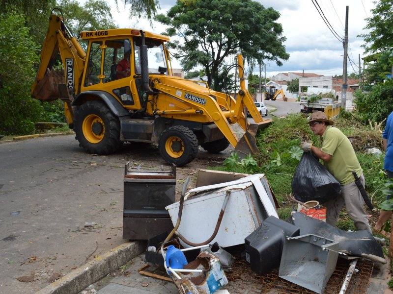 Equipes atuaram na remoção de lixo e de resto de árvores (Foto: João Alves)