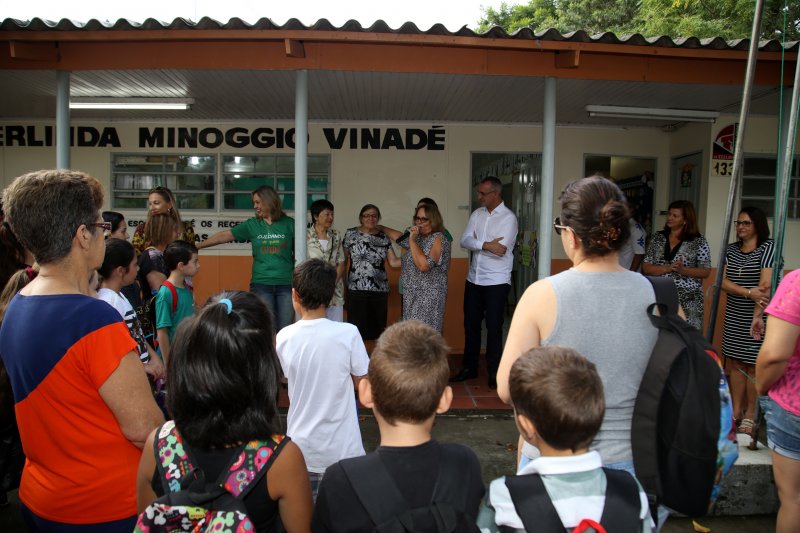 Colégio na Vila São João recebeu o prefeito e a futura secretária de Educação, Lúcia Madruga (Fotos: Roni Riet)