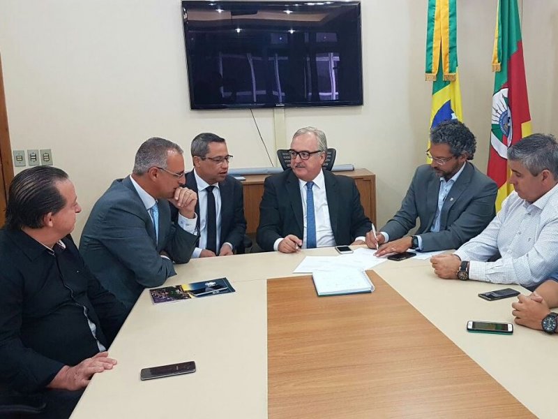 Contrato foi assinado pelo prefeito Municipal nesta quinta-feira em Porto Alegre (Foto: Cristiano Guerra) Contrato foi assinado pelo prefeito Municipal nesta quinta-feira em Porto Alegre (Foto: Cristiano Guerra)