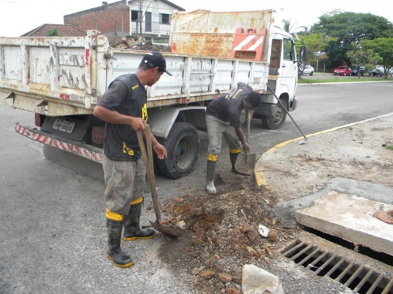 Equipes intensificam a limpeza de bueiros em diversas regiões da cidade Equipes intensificam a limpeza de bueiros em diversas regiões da cidade
