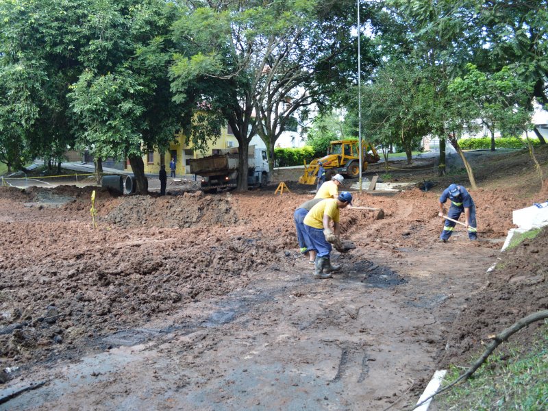 Servidores da Prefeitura fazem a limpeza do terreno para os últimos reparos (Foto: João Alves)