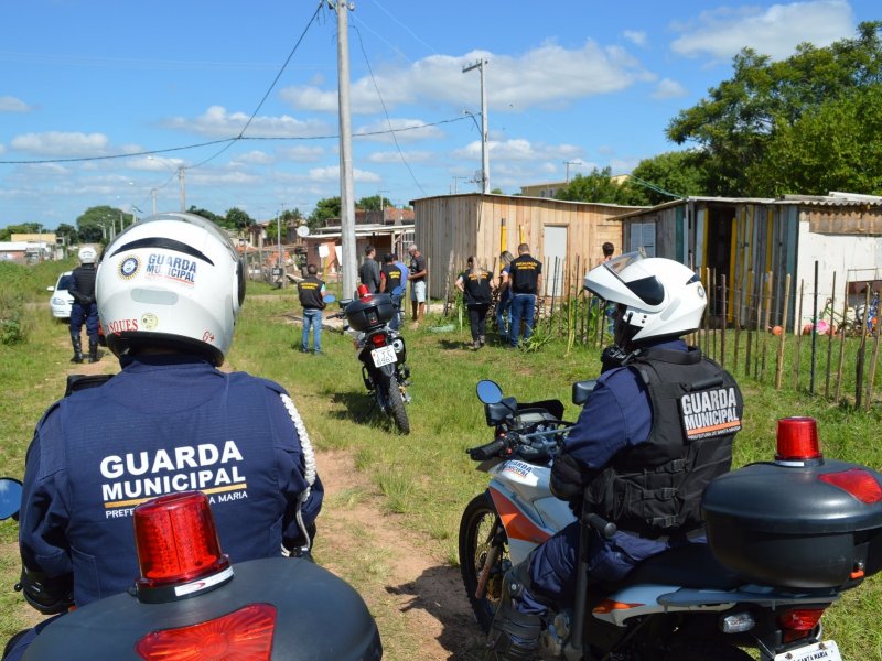 Equipes das superintendências de Habitação e Fiscalização estiveram na área notificando os ocupantes nesta segunda-feira (Fotos: João Alves)