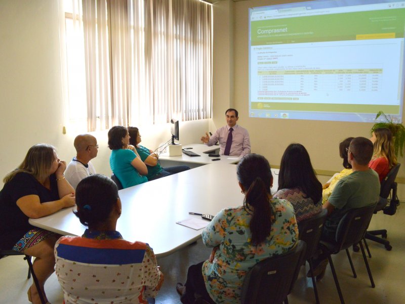 Durante treinamento, grupo de servidores conheceu o sistema em que o processo licitatório é realizado (Foto: João Alves)