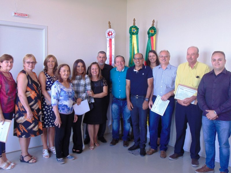 Vice-prefeito Sergio Cechin agradeceu pela dedicação e serviços prestados pelos funcionários. (Foto: Thassiani Porto)
