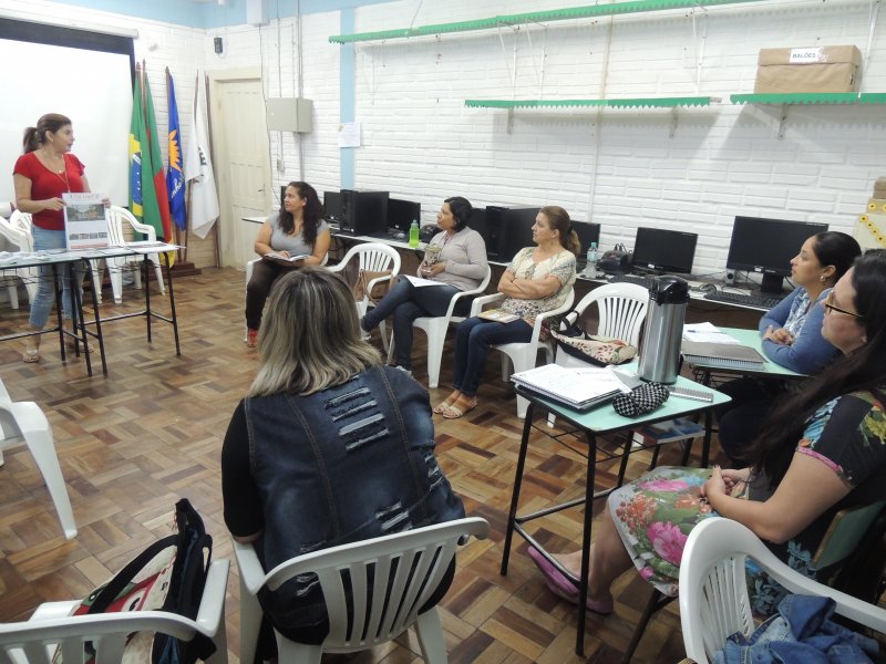 PMEF se reúne com professores da educação infantil na EMEF Martinho Lutero. (Foto: Rozania Rosa)