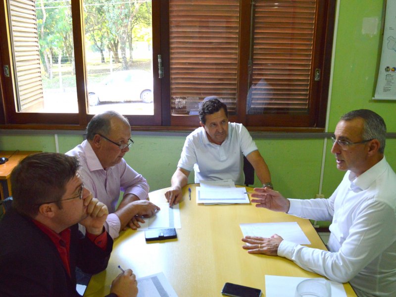 Membros estiveram reunidos na sede do Consórcio Intermunicipal da Região Centro nesta segunda-feira (Foto: João Alves)