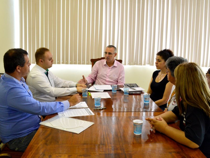 Encontro ocorreu na manhã desta quarta-feira e reuniu o Executivo e representantes do sindicato no Gabinete de Governança (Foto: João Alves)