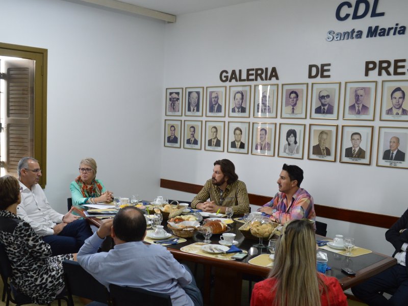 Na reunião-café, prefeito aproveitou para prestar contas dos 100 dias de governo (Foto: João Alves)