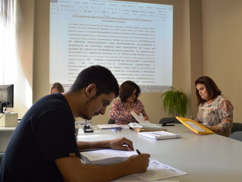 Abertura dos envelopes das propostas ocorreu na tarde desta terça-feira, na Sala de Licitações (Foto: João Alves)