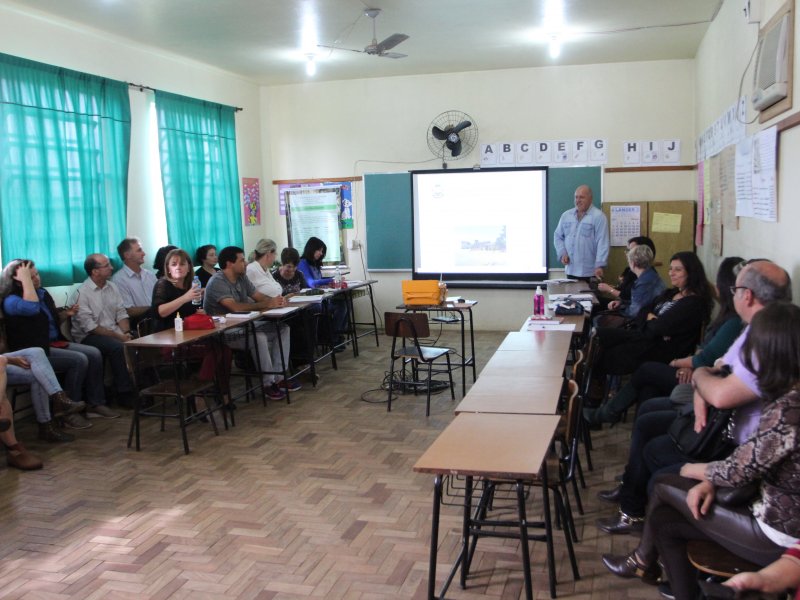 Representantes de diferentes instituições estiveram reunidos na escola para trocar experiências (Foto: Deise Fachin)