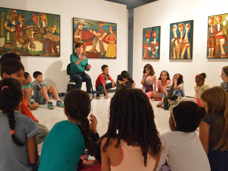 Por quase uma hora, os alunos puderam conversar com a artista visual Marilene Nunes (Foto: João Alves) Por quase uma hora, os alunos puderam conversar com a artista visual Marilene Nunes (Foto: João Alves)