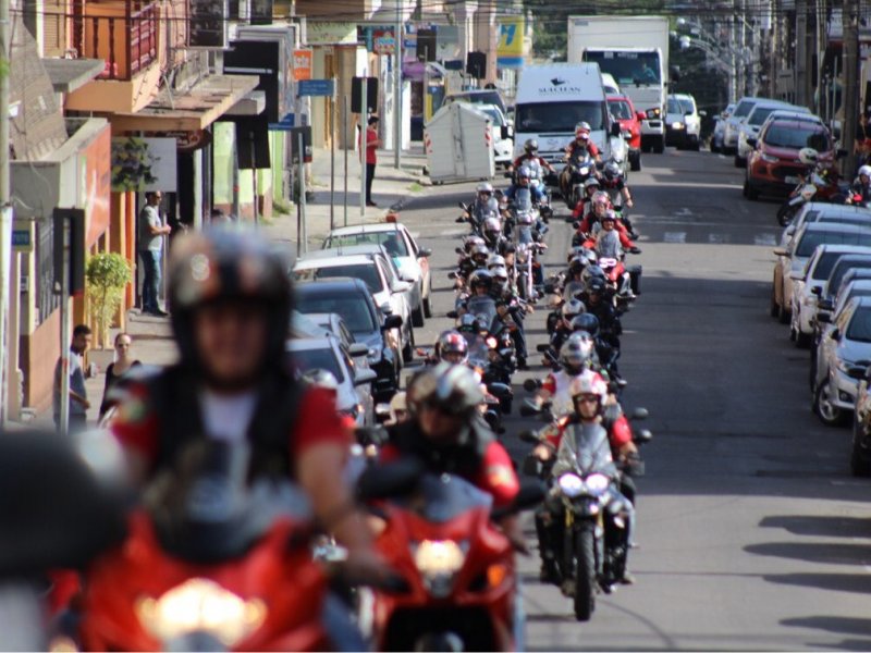 Doações recolhidas na carreata serão entregues à Prefeitura para distribuição a famílias carentes da cidade (Foto: Deise Fachin)