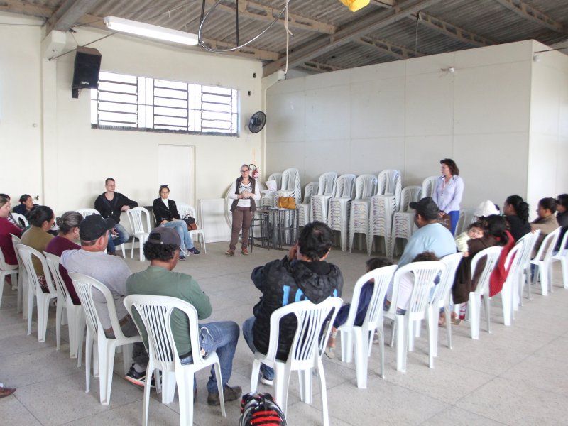 Integrantes da Superintendência de Habitação responderam a dúvidas e orientaram os moradores na tarde desta quarta-feira (Foto: Deise Fachin)
