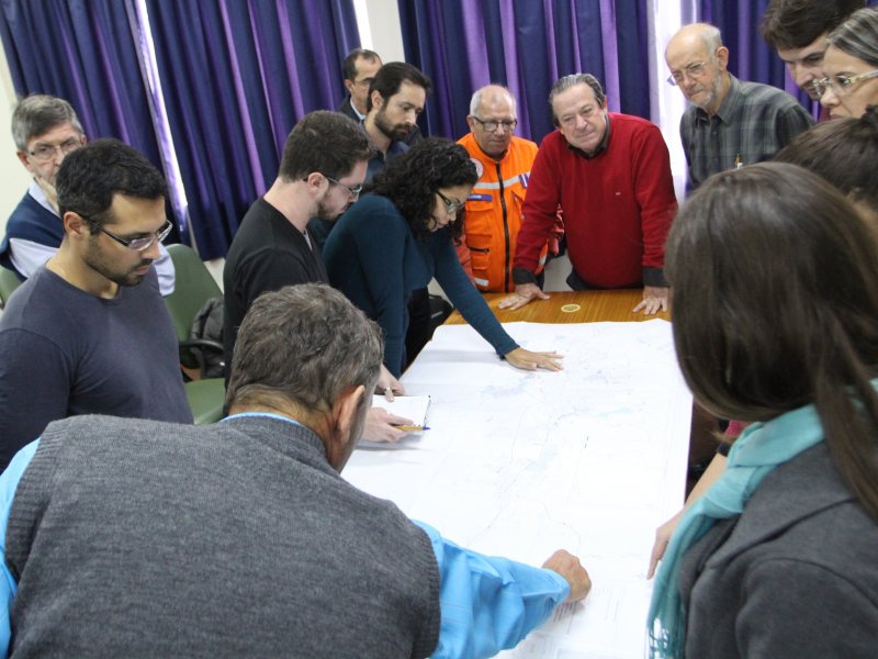 Integrantes do Comitê de Gerenciamento da Bacia Hidrográfica dos Rios Vacacaí e Vacacaí-Mirim conheceram em detalhes o mapeamento (Foto: Deise Fachin)