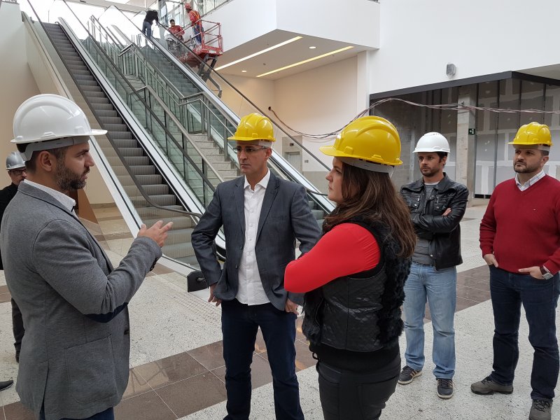 Representantes do Executivo visitaram área das lojas, do cinema e praça de alimentação (Foto: Divulgação/ Prefeitura)