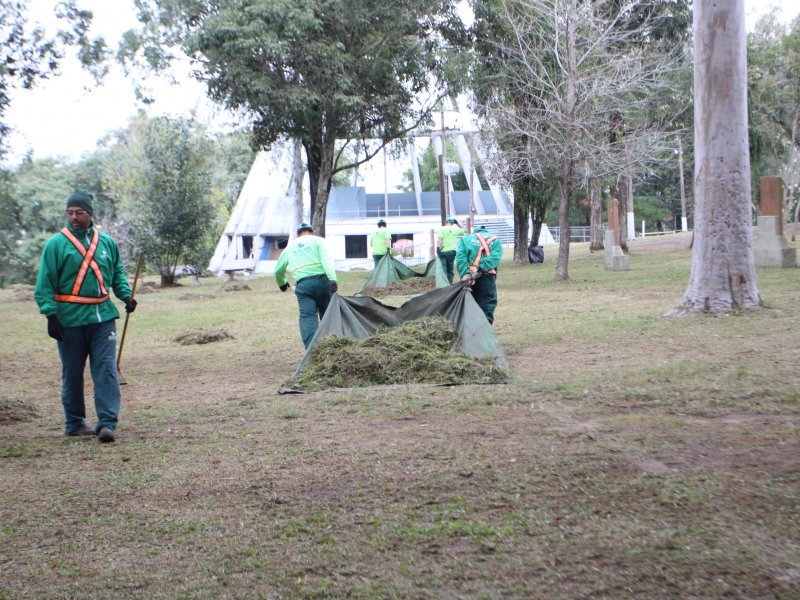 Equipes trabalham na limpeza da área e na montagem das estruturas para receber o evento (Foto: Deise Fachin)