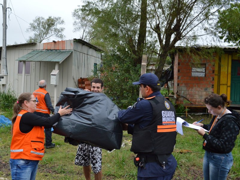 Diversas famílias já receberam lonas no Município. Loteamento Estação dos Ventos, no Bairro Km 3, foi uma das área mais atingidas (Foto: João Alves)