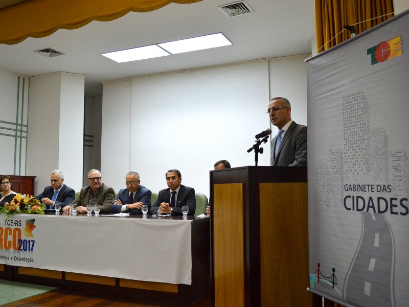 Chefe do Executivo recebeu, junto ao presidente do Tribunal, os gestores das cidades (Foto: João Alves)
