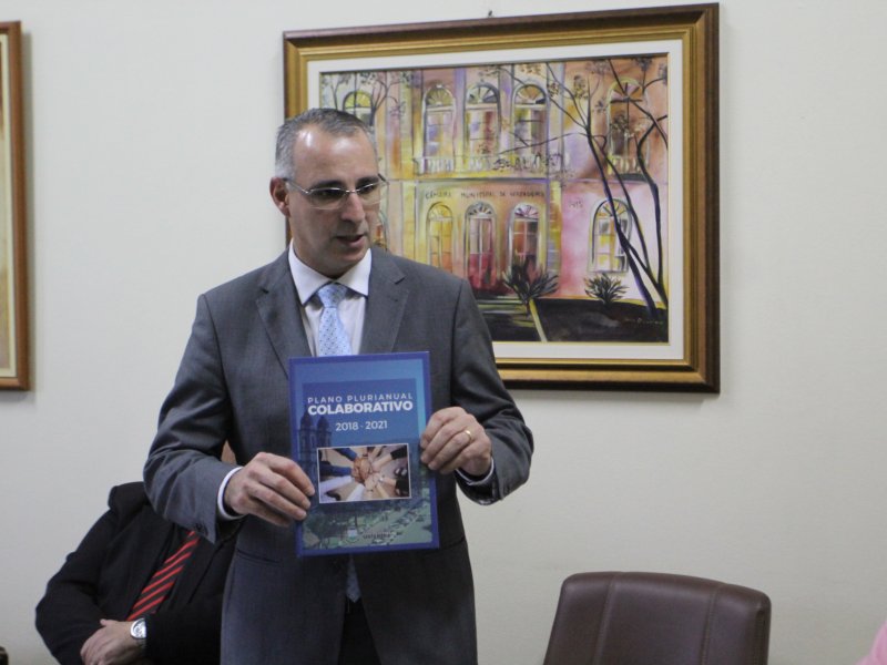 Entrega oficial do PPA foi realizada na tarde desta terça-feira ao presidente do Legislativo e demais vereadores (Foto: Deise Fachin)